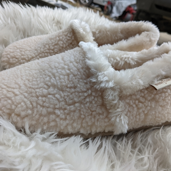 Minnetonka Shoes - NWOT Minnetonka Cream Color Slippers Size Large 8-9